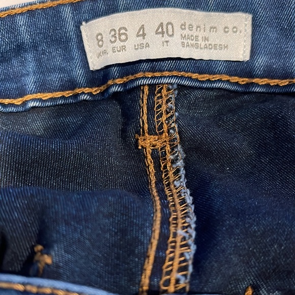 Blue jeans with cut out in the front with a little stretch - Picture 4 of 4